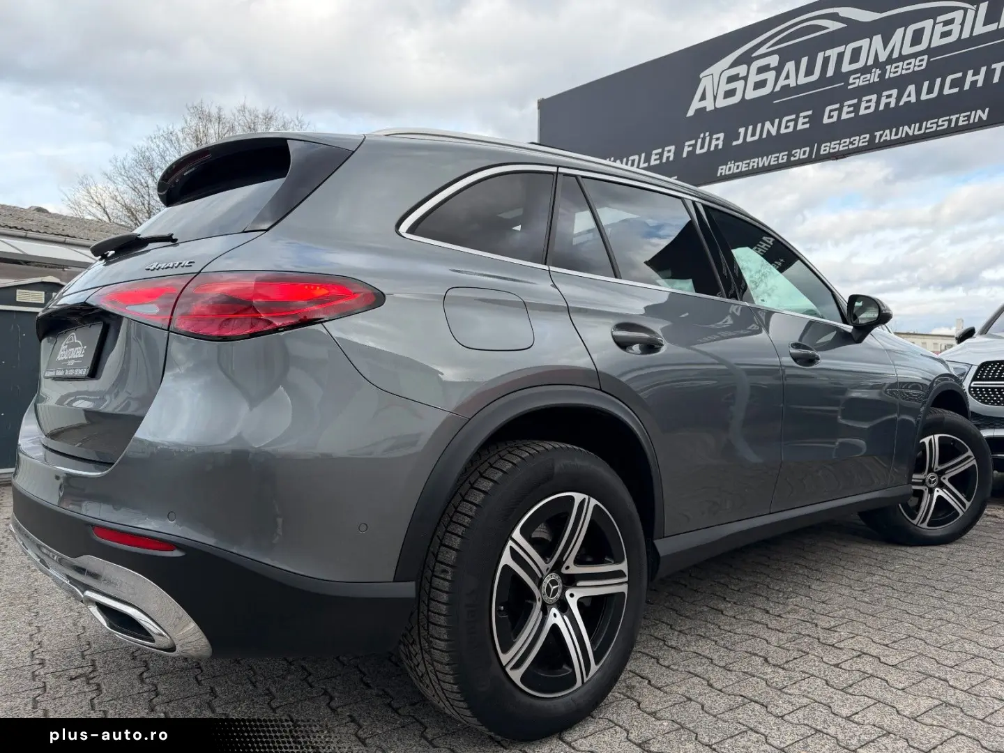 MERCEDES-BENZ GLC 300e 4M PANO DISTR  Burm3D AHK Dig&hellip;