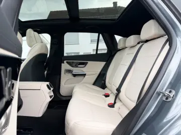 MERCEDES-BENZ GLC 300e 4M PANO DISTR  Burm3D AHK Dig&hellip;