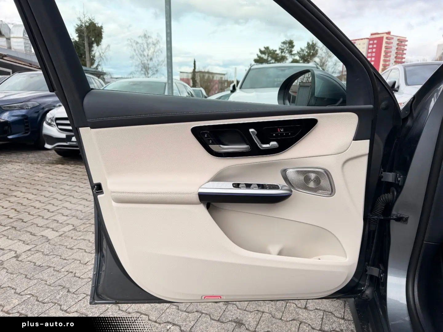 MERCEDES-BENZ GLC 300e 4M PANO DISTR  Burm3D AHK Dig&hellip;