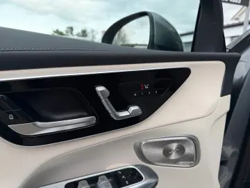 MERCEDES-BENZ GLC 300e 4M PANO DISTR  Burm3D AHK Dig&hellip;