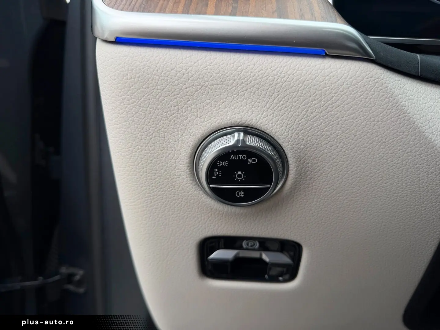 MERCEDES-BENZ GLC 300e 4M PANO DISTR  Burm3D AHK Dig&hellip;