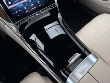 MERCEDES-BENZ GLC 300e 4M PANO DISTR  Burm3D AHK Dig&hellip;