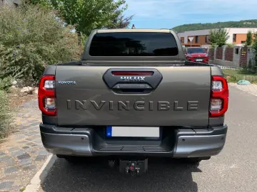 TOYOTA Hilux 2.8 D-4D 4X4 INVINCIBLE   SCHALTGETRIEBE!!