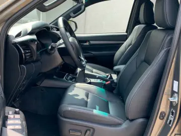 TOYOTA Hilux 2.8 D-4D 4X4 INVINCIBLE   SCHALTGETRIEBE!!