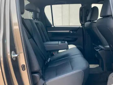 TOYOTA Hilux 2.8 D-4D 4X4 INVINCIBLE   SCHALTGETRIEBE!!