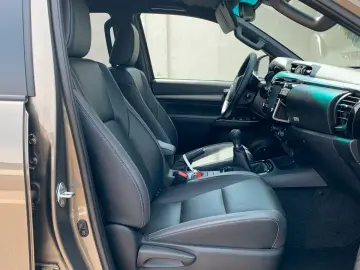 TOYOTA Hilux 2.8 D-4D 4X4 INVINCIBLE   SCHALTGETRIEBE!!