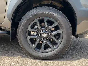 TOYOTA Hilux 2.8 D-4D 4X4 INVINCIBLE   SCHALTGETRIEBE!!