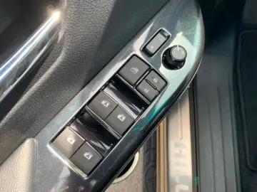 TOYOTA Hilux 2.8 D-4D 4X4 INVINCIBLE   SCHALTGETRIEBE!!