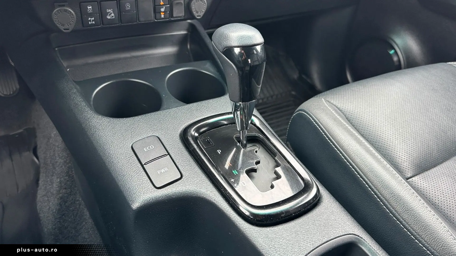 TOYOTA Hilux 2.8 D-4D 4X4 DOUBLE INVINCIBLE NET  47990.