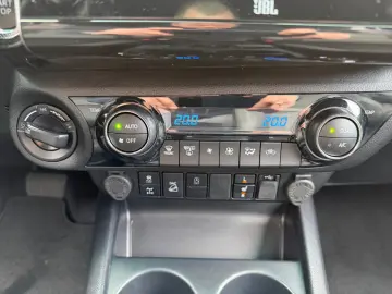 TOYOTA Double Cab INVINCIBLE 2.8 Aut.Leder.LED.Kamera.