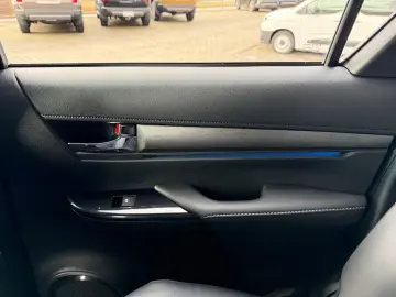 TOYOTA Double Cab INVINCIBLE 2.8 Aut.Leder.LED.Kamera.