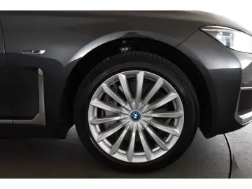 BMW 745 e Massagefunktion Glasdach Soft Close Gestik