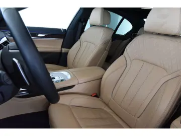 BMW 745 e Massagefunktion Glasdach Soft Close Gestik