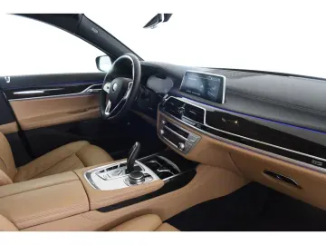 BMW 745 e Massagefunktion Glasdach Soft Close Gestik