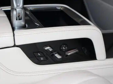 BMW 750 L i xDrive M Sport Executive Skylounge VOLL