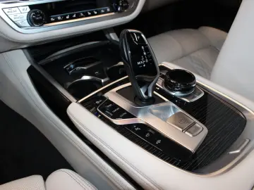BMW 750 L i xDrive M Sport Executive Skylounge VOLL