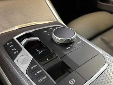 BMW 330e xDrive M Sport Glasdach Head-Up PA