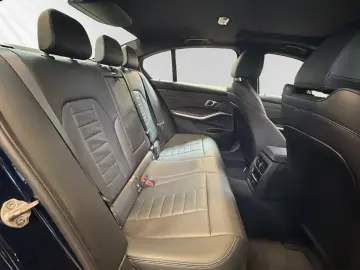 BMW 330e xDrive M Sport Glasdach Head-Up PA