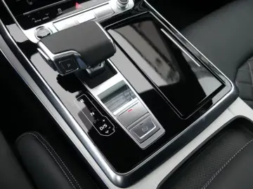 Audi Q8 55 TFSI e S-Line B O Pano Laser AHK Head-Up