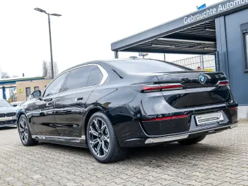 BMW 750e xDrive Pano DAP PAP Massage Iconic Glow Exe