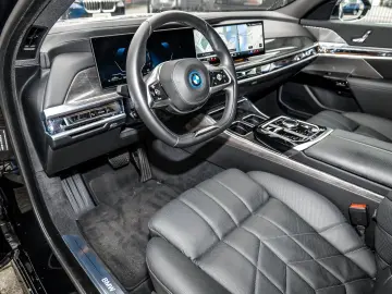 BMW 750e xDrive Pano DAP PAP Massage Iconic Glow Exe