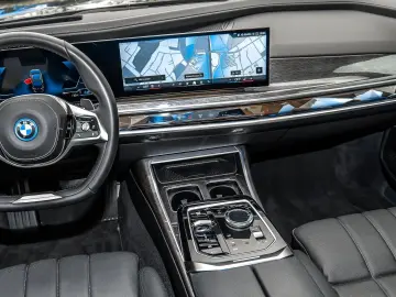 BMW 750e xDrive Pano DAP PAP Massage Iconic Glow Exe