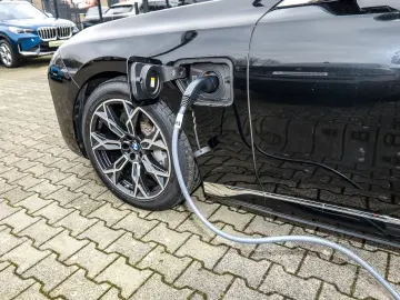 BMW 750e xDrive Pano DAP PAP Massage Iconic Glow Exe