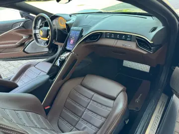 FERRARI Roma Coupe Schwarz