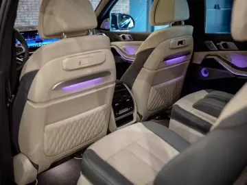 BMW X7 M60i xDrive B&W 23  DAP