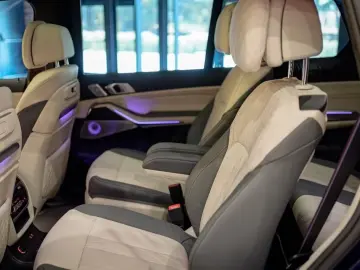 BMW X7 M60i xDrive B&W 23  DAP