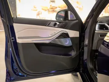 BMW X7 M60i xDrive B&W 23  DAP