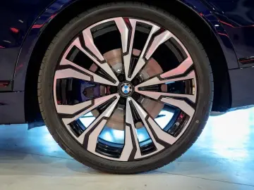 BMW X7 M60i xDrive B&W 23  DAP