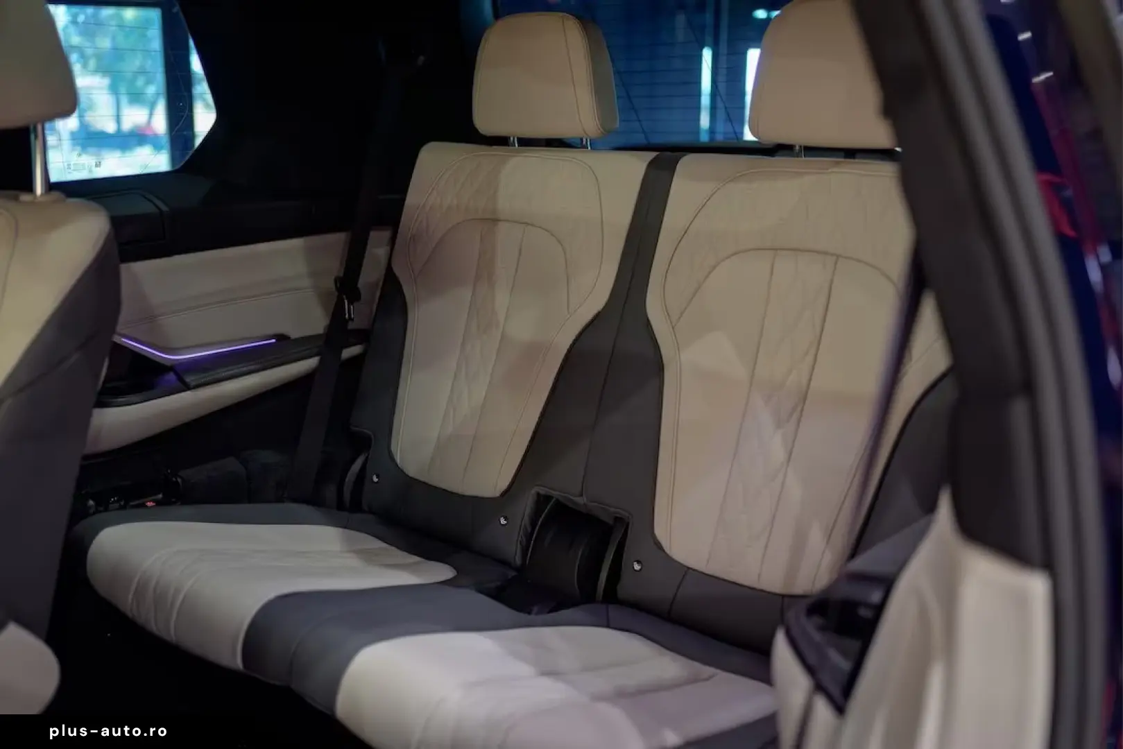 BMW X7 M60i xDrive B&W 23  DAP