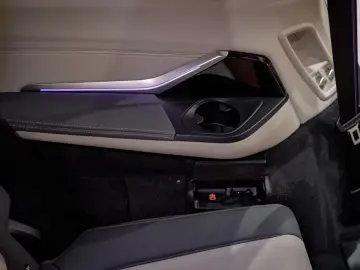 BMW X7 M60i xDrive B&W 23  DAP