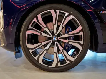 BMW X7 M60i xDrive B&W 23  DAP