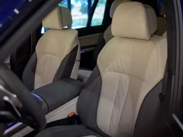 BMW X7 M60i xDrive B&W 23  DAP