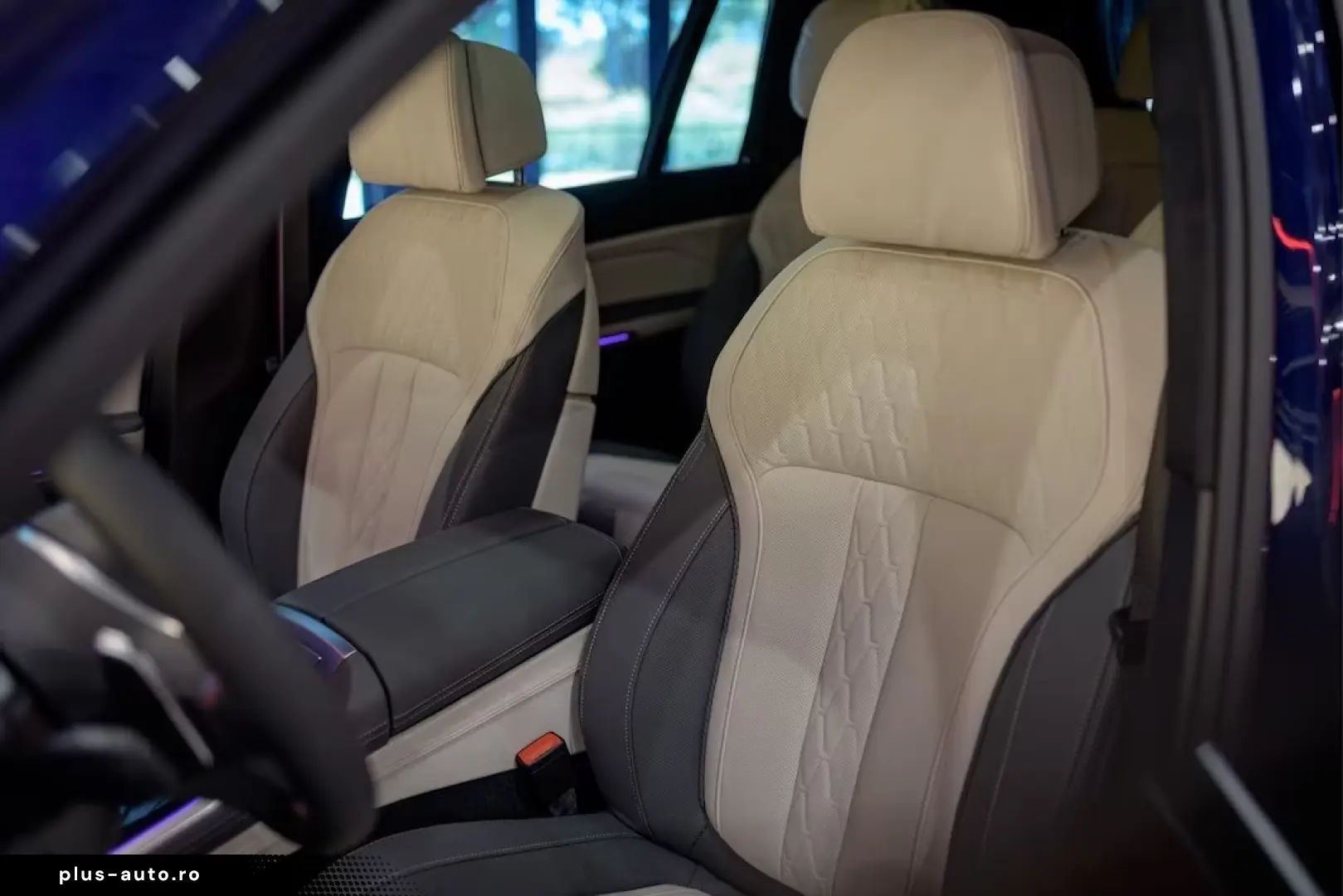 BMW X7 M60i xDrive B&W 23  DAP