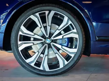 BMW X7 M60i xDrive B&W 23  DAP