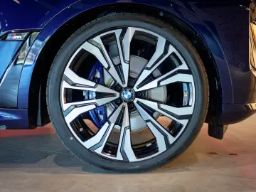 BMW X7 M60i xDrive B&W 23  DAP