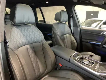 BMW X7 M60i AHK B&W Massage Sky Lounge Standh. 360
