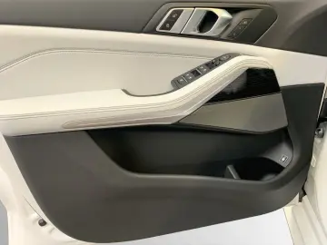 BMW X5 xDrive50e M Sport AHK Pano 21 LMR Head-Up