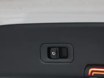 MERCEDES-BENZ GLC 200 4M Cp AMG-Sport Pano AHK 360 Memo