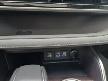 Toyota HIGHLANDER 7 locuri  2.5 Hybrid 248 CP Luxury 4x4