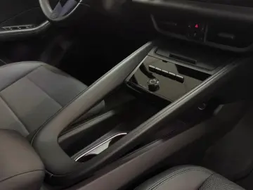 PORSCHE Macan Electric 4