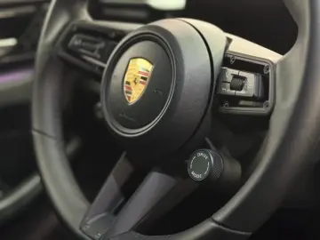 PORSCHE Macan Electric 4