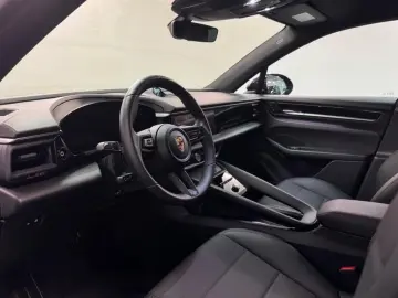 PORSCHE Macan Electric 4