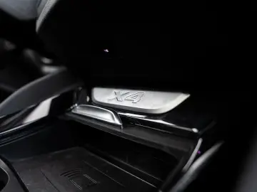 BMW X4 xDrive20d M-Sport AHK PANO ACC Laser HuD KoZg