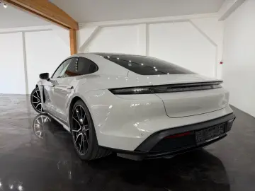 PORSCHE Taycan Kreide Beifahrer Display Perf. Battery