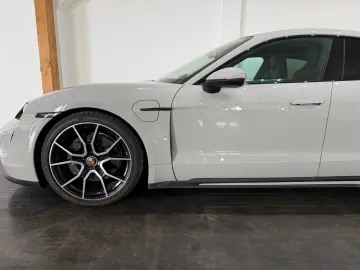 PORSCHE Taycan Kreide Beifahrer Display Perf. Battery