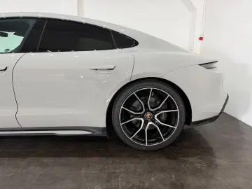 PORSCHE Taycan Kreide Beifahrer Display Perf. Battery